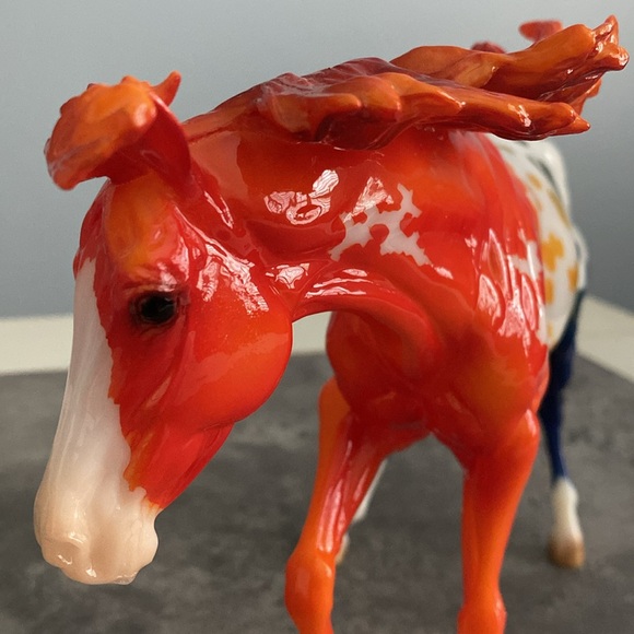 ๐ Breyer Horse Spectrum 2020 Flagship Model Glossy - Picture 8 of 16
